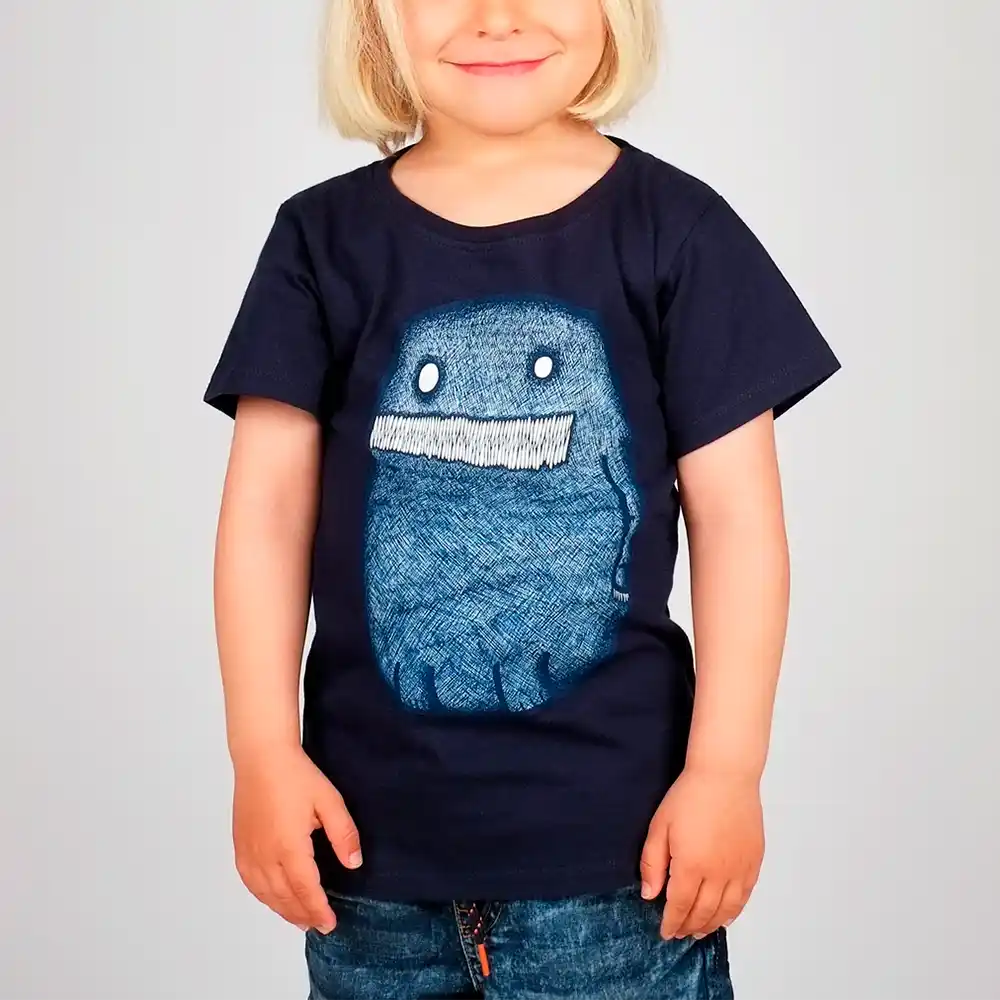 Foto på barnmodell med t-shirt med motiv köpt av klädmärket DEDICATED.